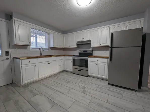 223 Carson St #2, Pella, IA 50219