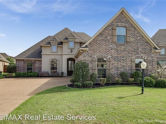 2nd image of 910 Royal Cir