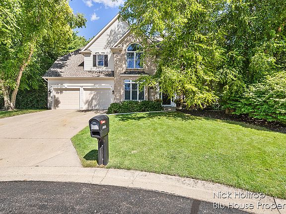 3rd image of 1625 Falconcrest Dr NE