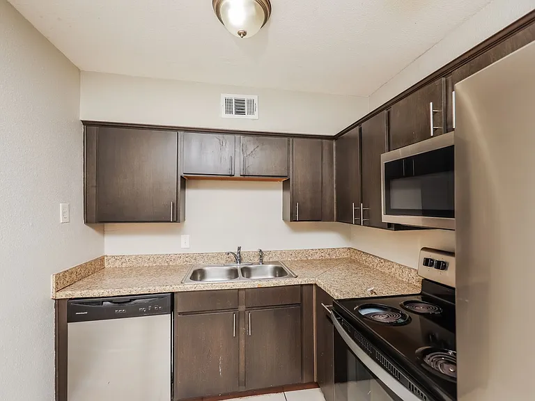 Reiger Park Apartments — Photo 18