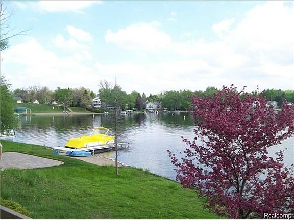 2nd image of 878 N Long Lake Blvd