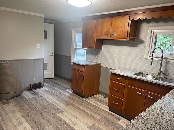 3rd image of 3813 Meadowbrook Dr
