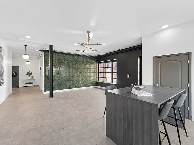 4242 Lindell — Photo 10