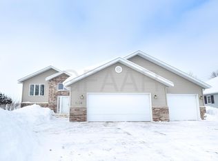 1428 S 40th St, Grand Forks, ND 58201
