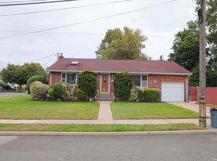 545 8th St, West Hempstead, NY 11552