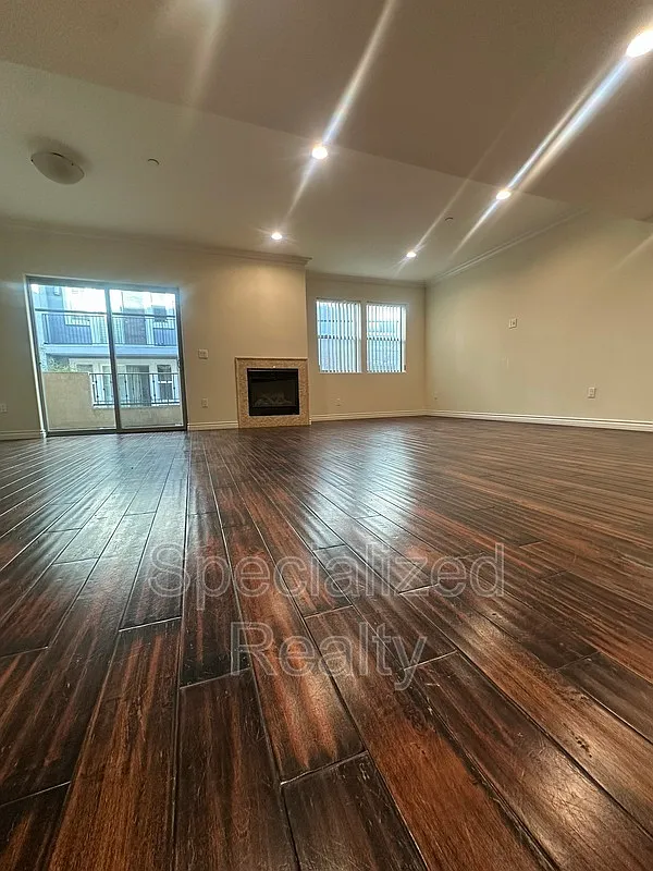 3 bed, 2.5 bath, 1640 sqft, $4,195 — Photo 2
