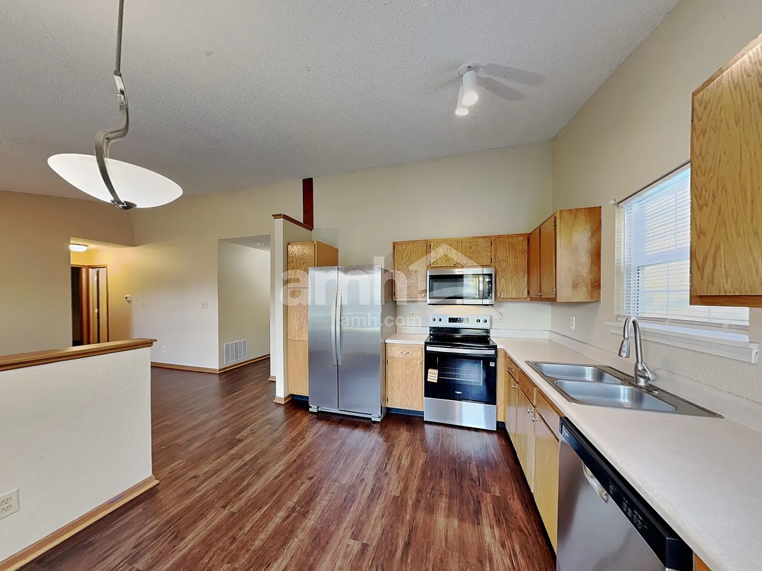 3 bed, 2.0 bath, 1078 sqft, $1,610 — Photo 3
