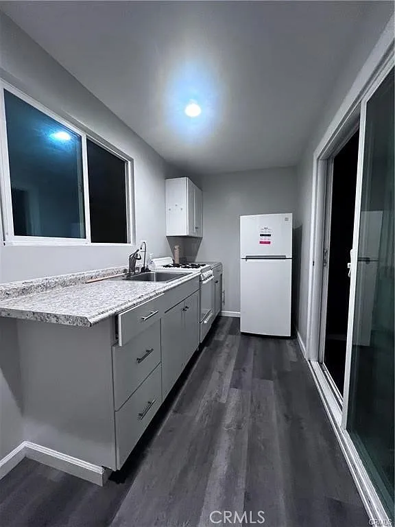 2 bed, 700 sqft, $2,700 — Photo 4