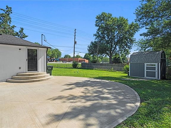 4th image of 2201 Grand Ave