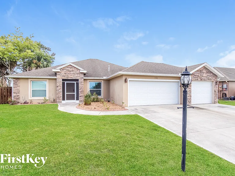 1932 Gloria Cir NE — Photo 1