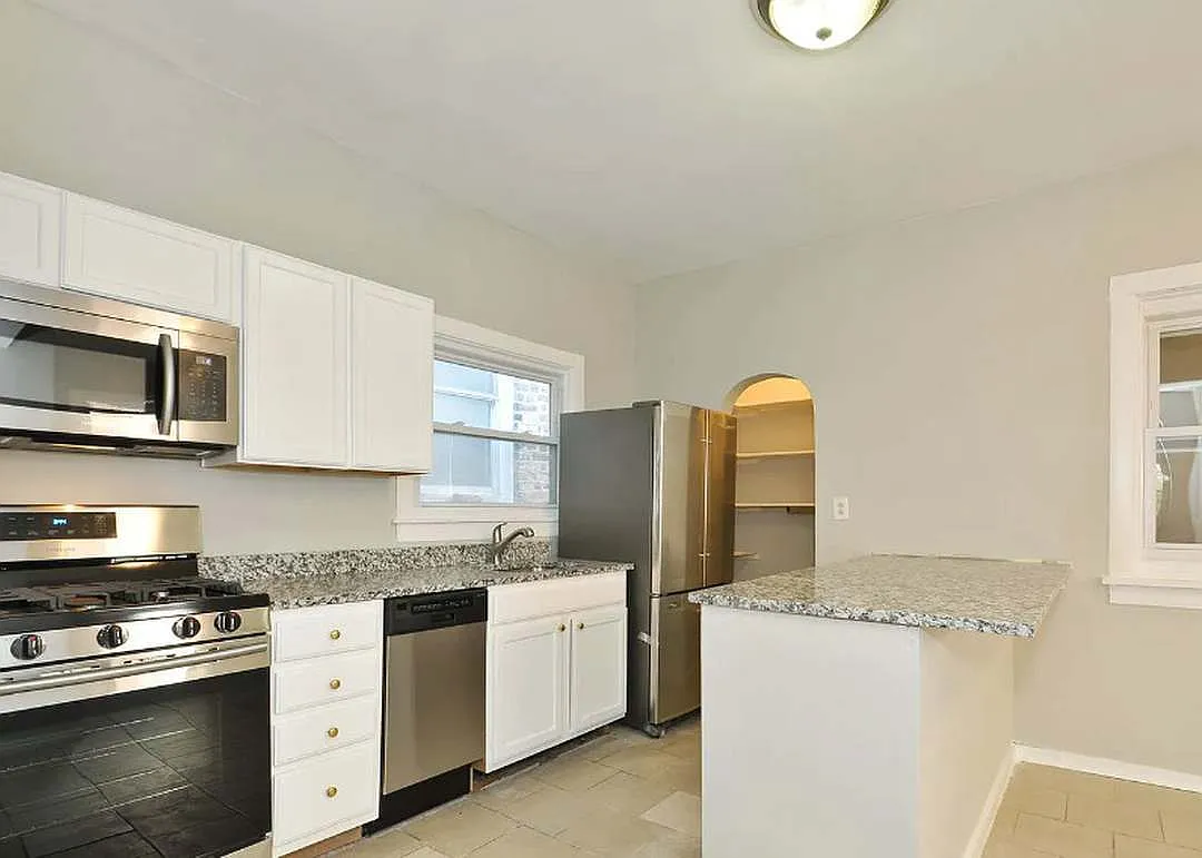 Prime East Pilsen 3BR | In-Unit Laundry | Steps to 18th St — Photo 3