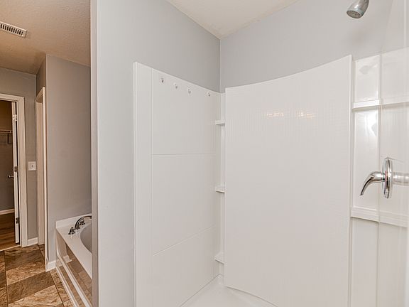 5th image of 2441 Westgate Dr