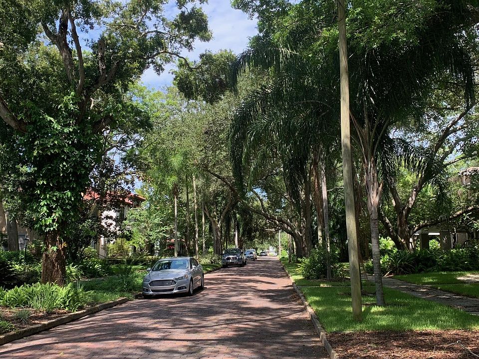 Gorgeous neighborhood. Brick street quiet, street parking easy and always available.