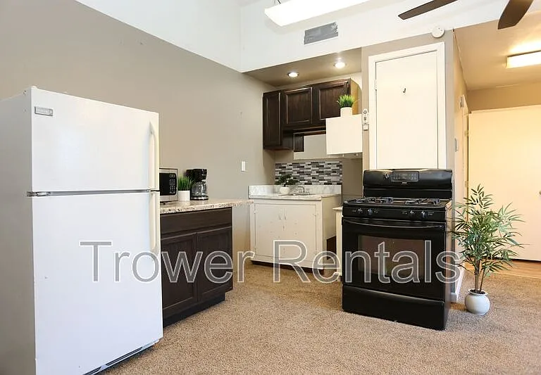 803 B Ave E — Photo 10