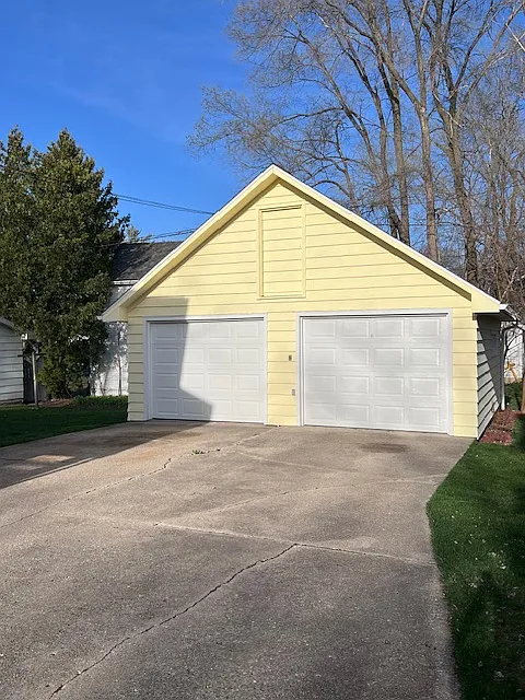 One-car detached garage with unit. Upper unit has the garage on the right.
Nice shared backyard.