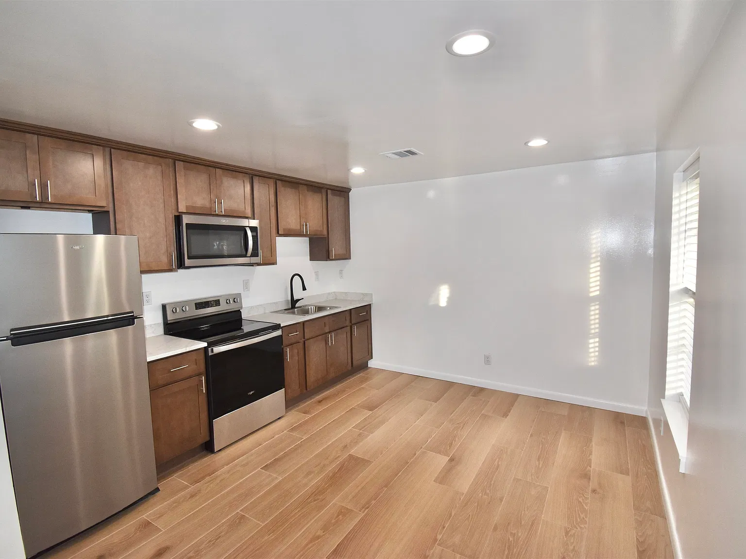 2 bed, 720 sqft, $1,300 — Photo 4