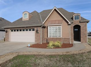 6422 Foxtail Park Dr, Bartlesville, OK 74006