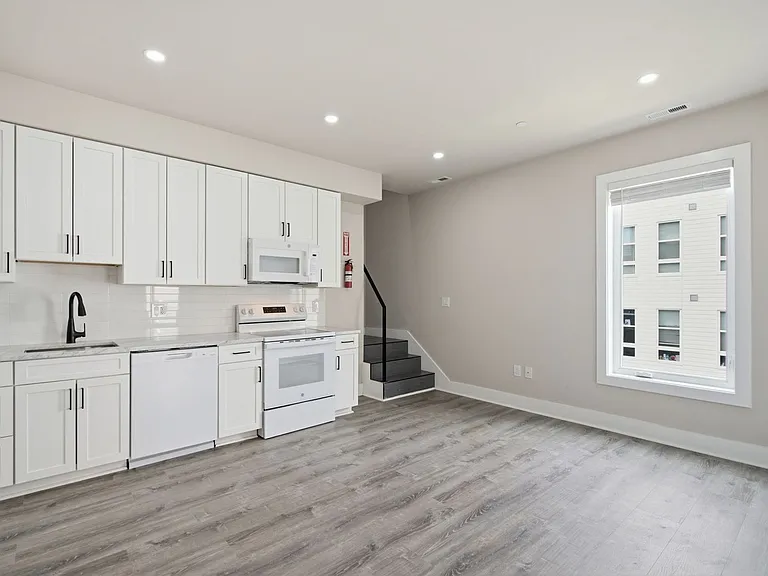 727 16th St NE — Photo 3