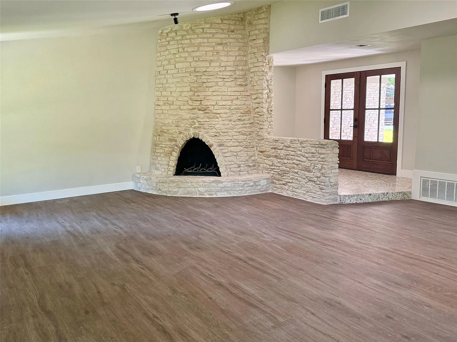 4 bed, 2.0 bath, 2209 sqft, $2,500 — Photo 4