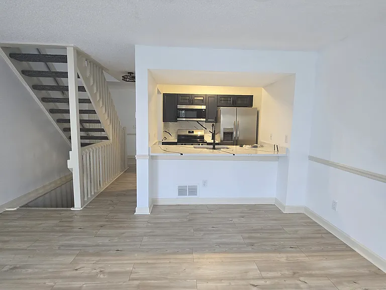 2032 Burbridge Ln — Photo 5