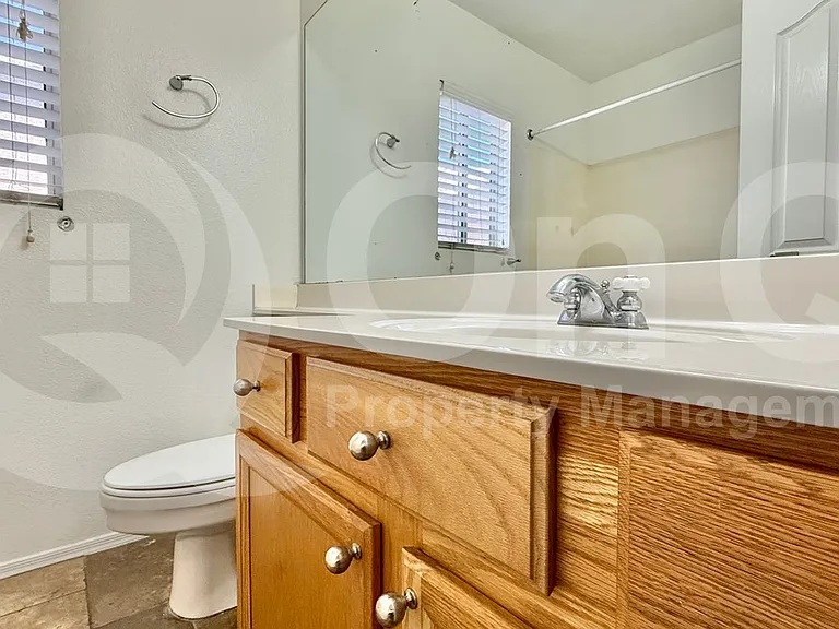 611 W Liberty Ln — Photo 11