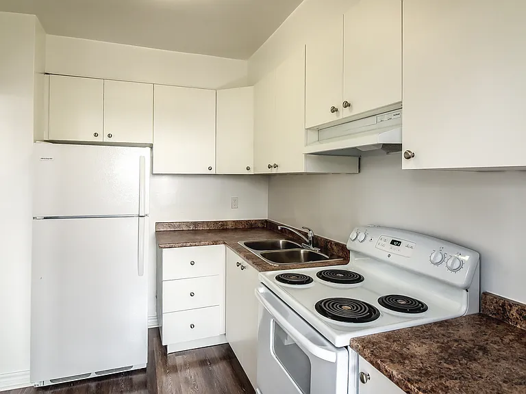 121 Hunter St W — Photo 13
