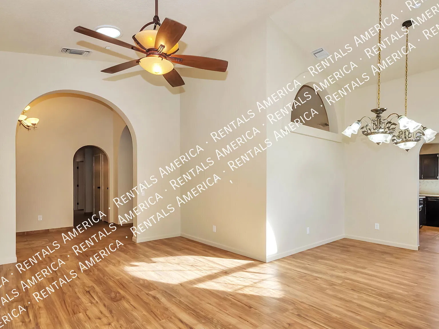 Large 4 bed, 2 bath NW home with upgrades! — Photo 4