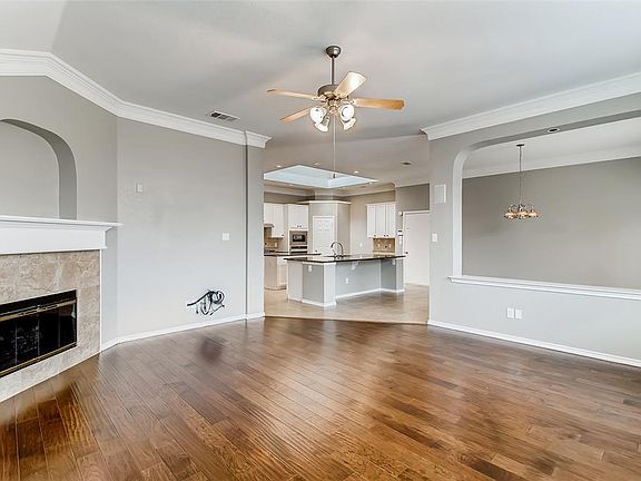 3rd image of 621 Memorial Hill Way