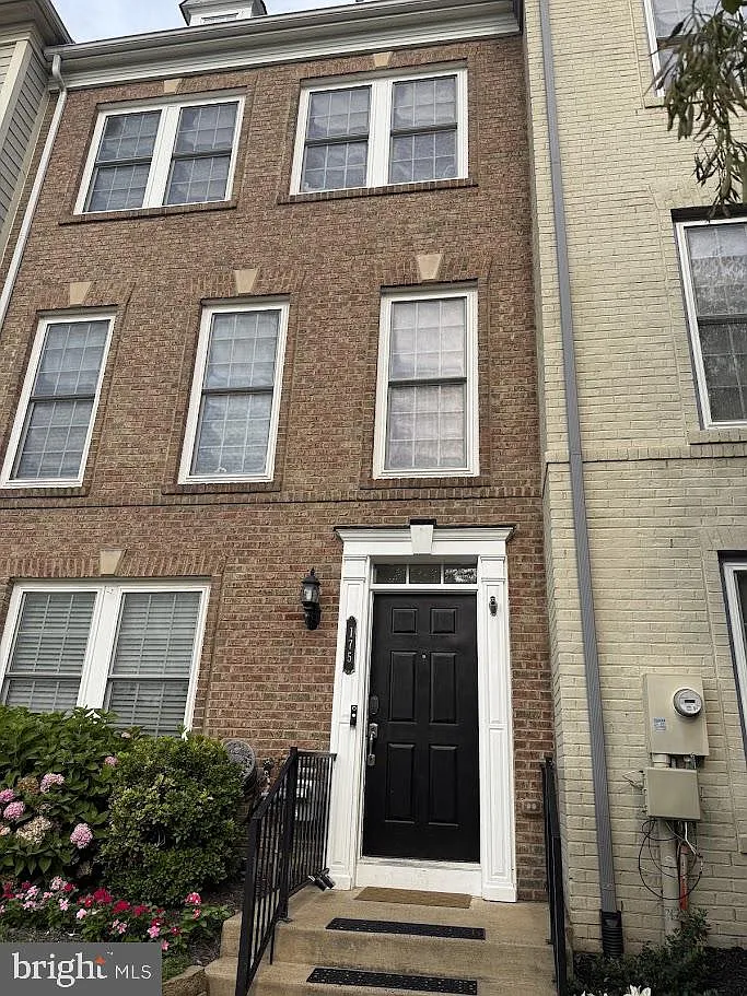 4 bed, 3.5 bath, 2204 sqft, $3,300 — Photo 3
