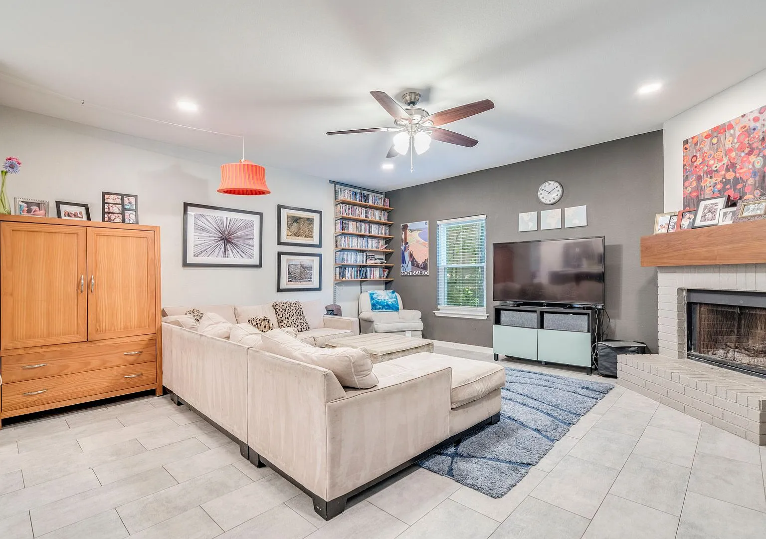 Welcome to this stylish 4 bed, 3.5 bathroom!! — Photo 2