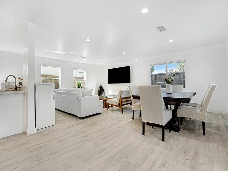 5554 Capistrano Ave — Photo 2