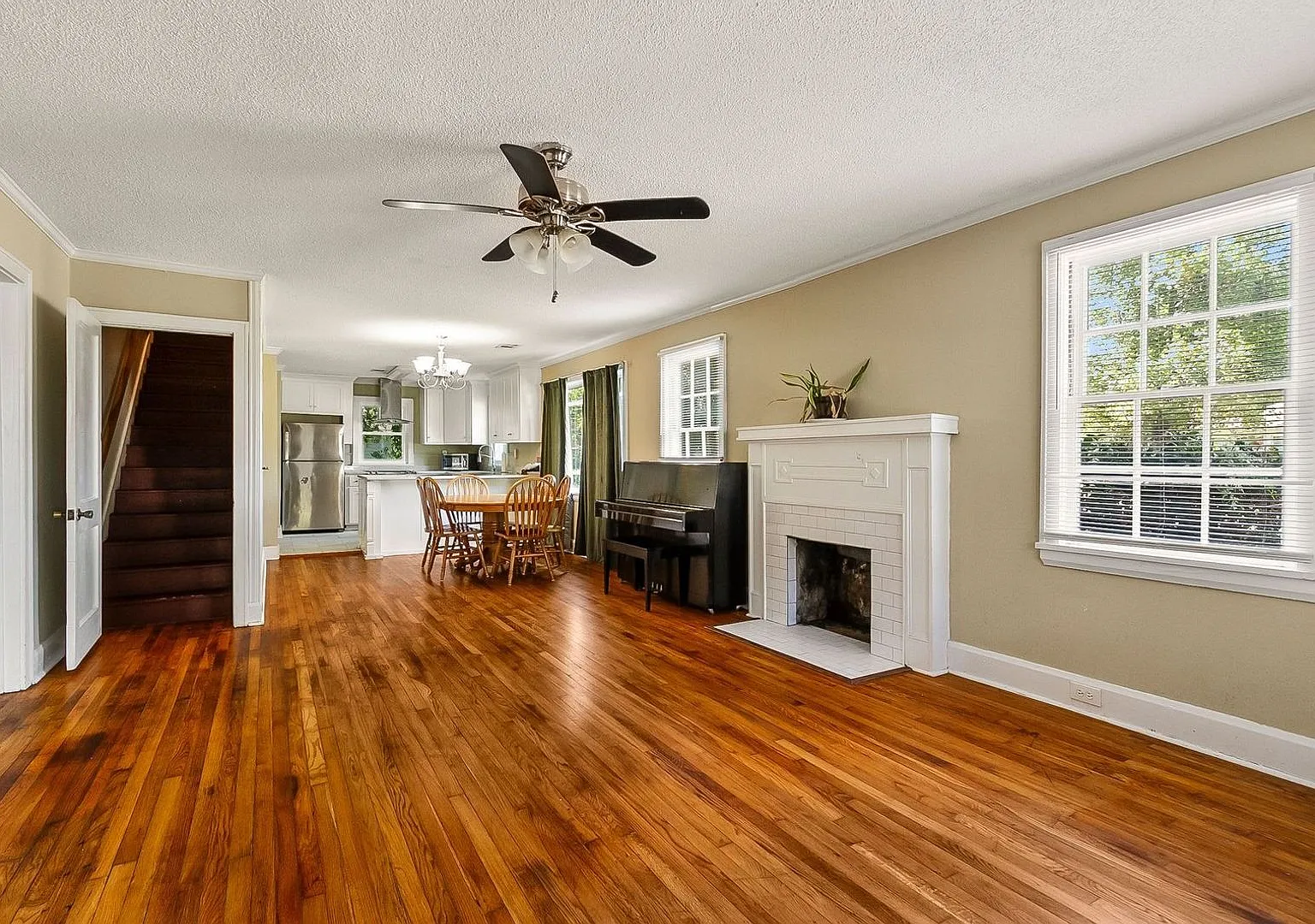 Beautiful 5 Bed 3 Bath Home! Available Fall 2026! — Photo 4