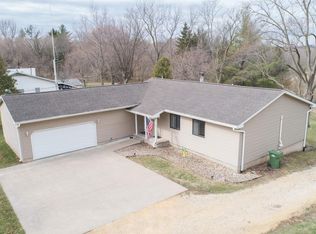 606 S 18th St, Clinton, IA 52732