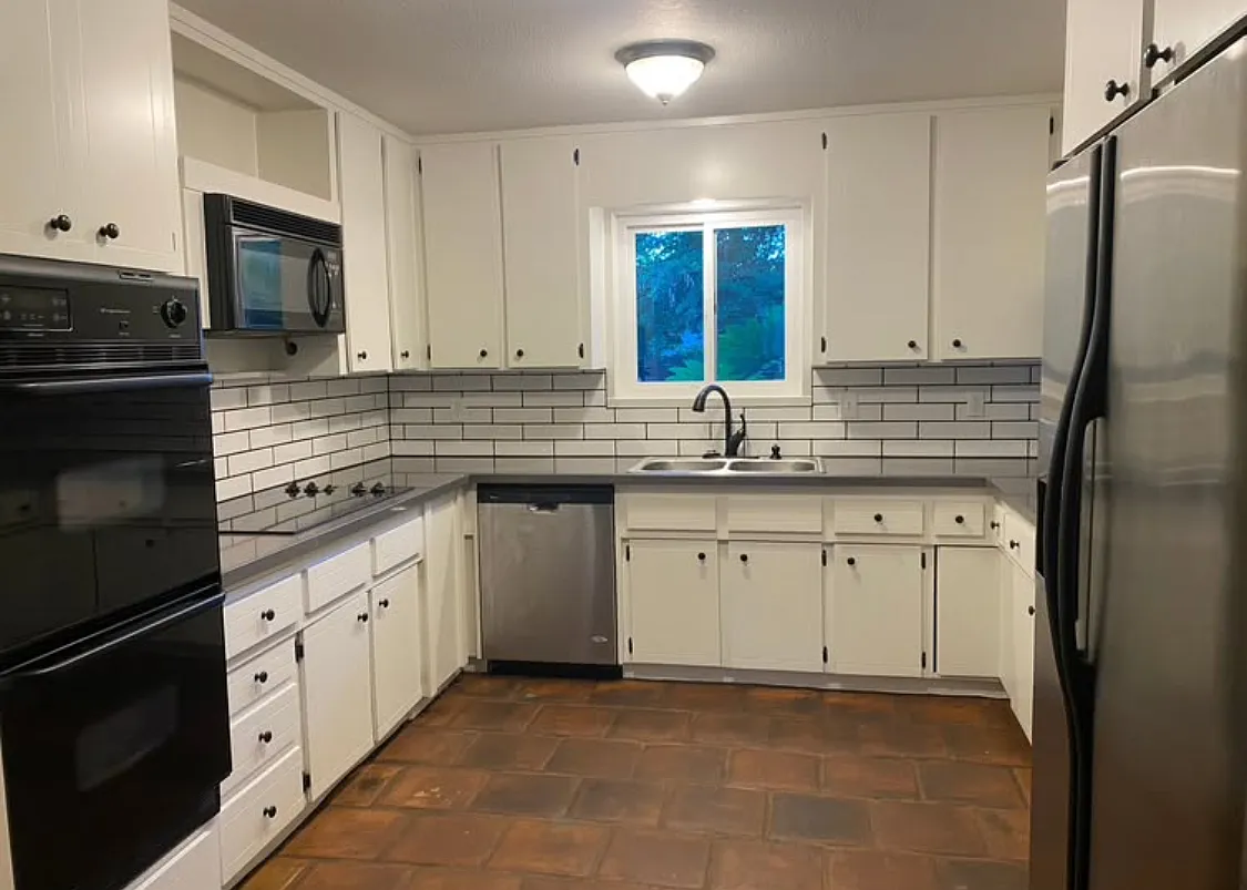 2 bed, 1300 sqft, $2,400 — Photo 2
