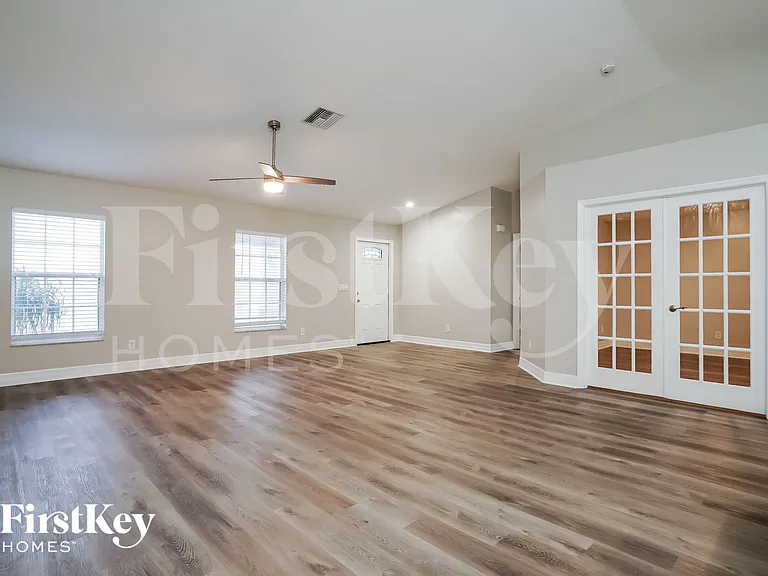 629 NE Juanita Ct — Photo 4