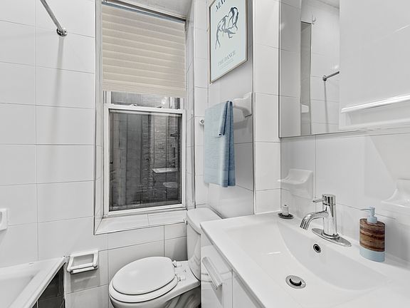 4th image of 305 W 111th St APT 3B