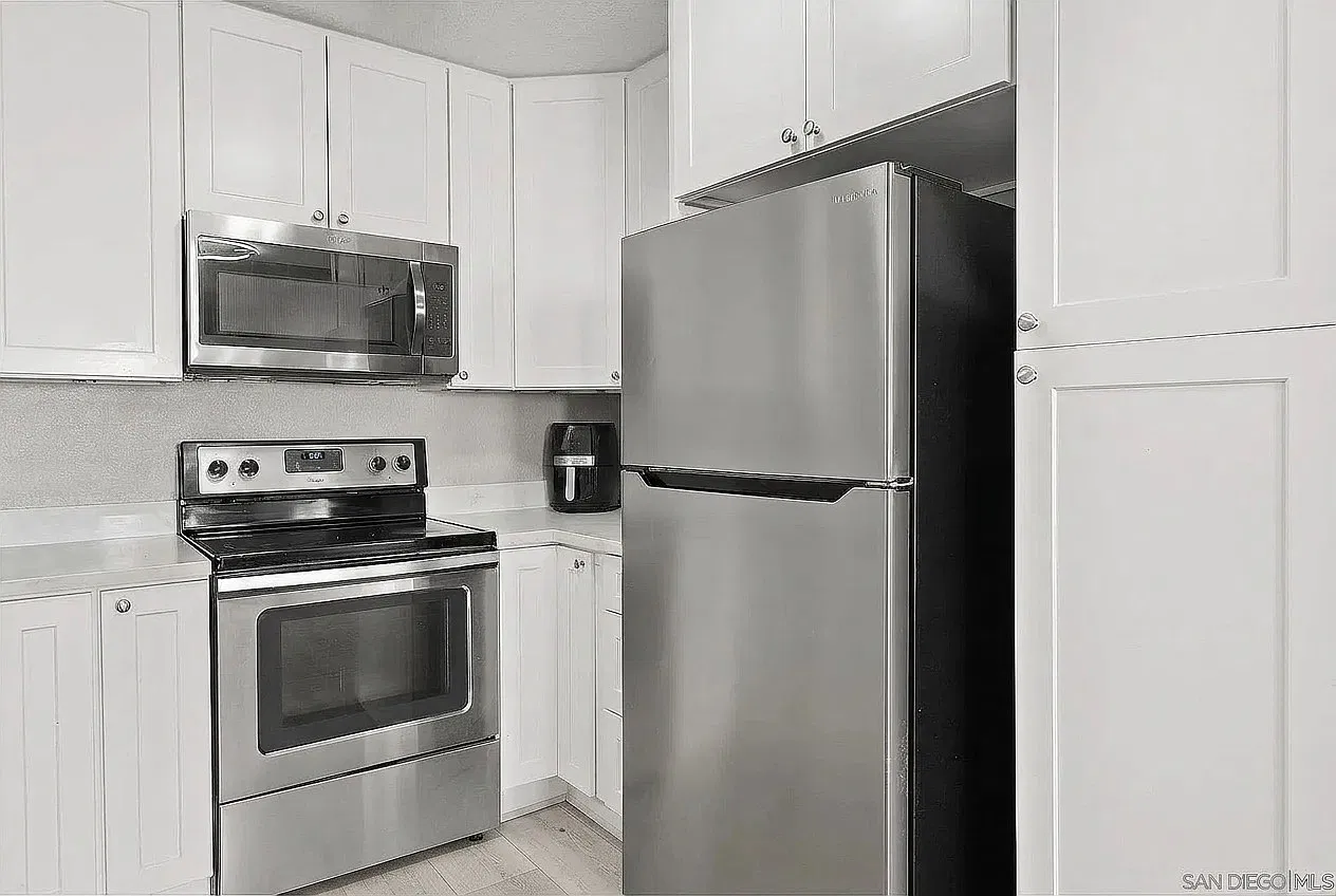 2 bed, 726 sqft, $2,200 — Photo 3