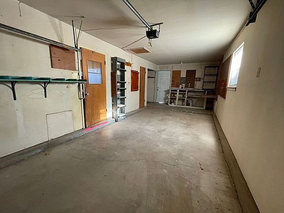 5th image of 1001 Meadow Ln