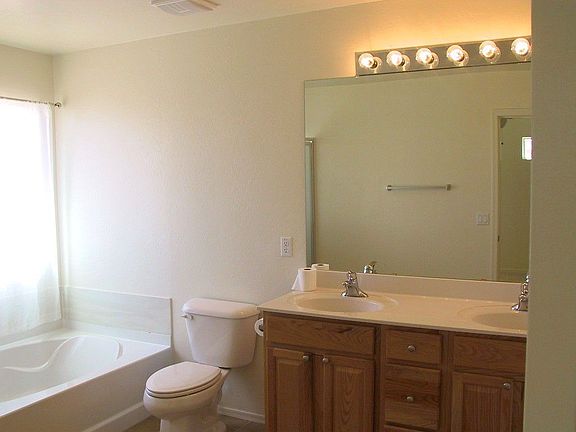 Master bath w/walk in