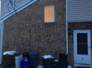 7 Farnham Sq, Parlin, NJ 08859