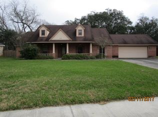 107 Williamsburg Ave, Clute, TX 77531