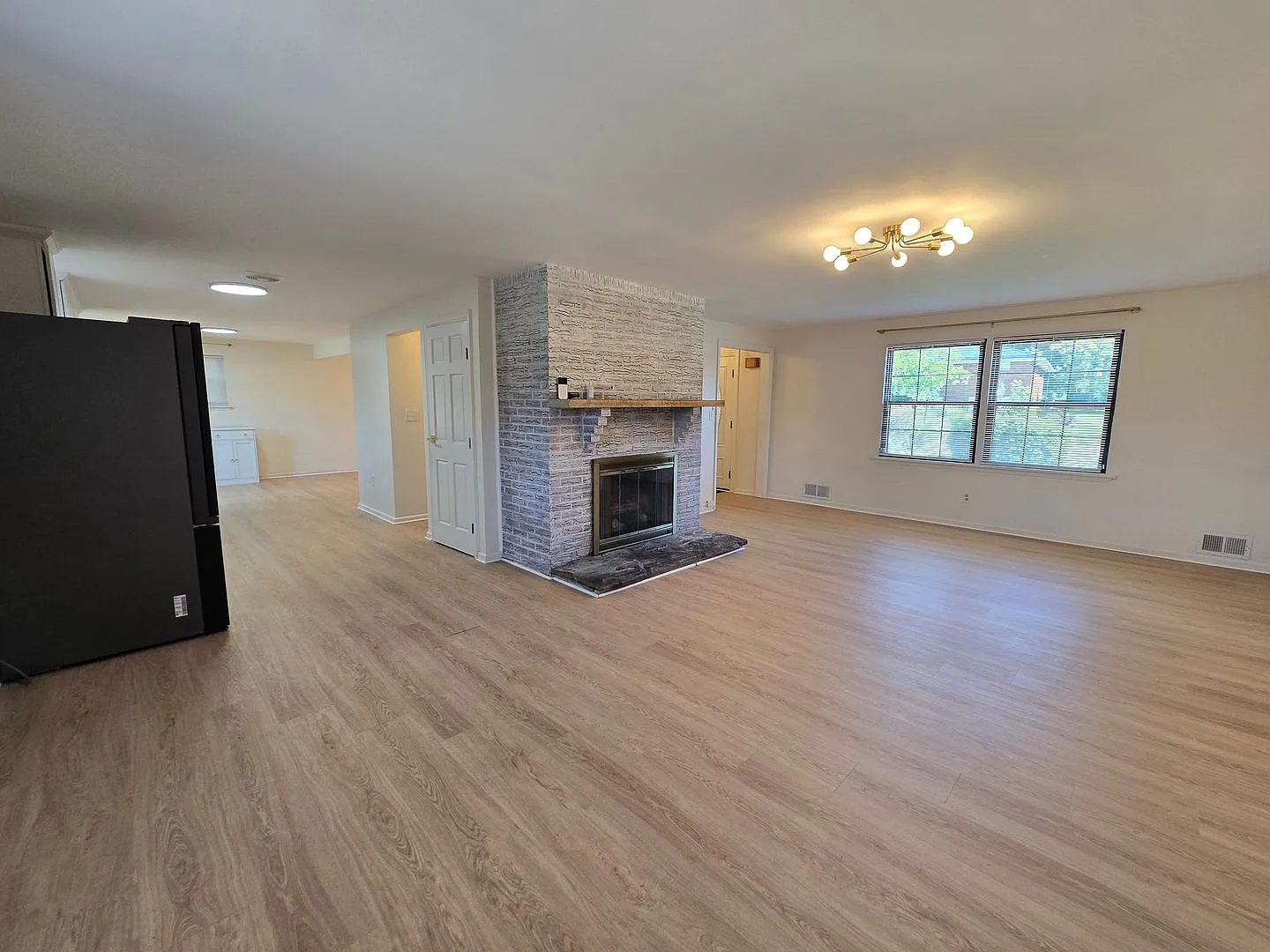 Beautiful 4 Bedroom Home in Gateway School District — Photo 4