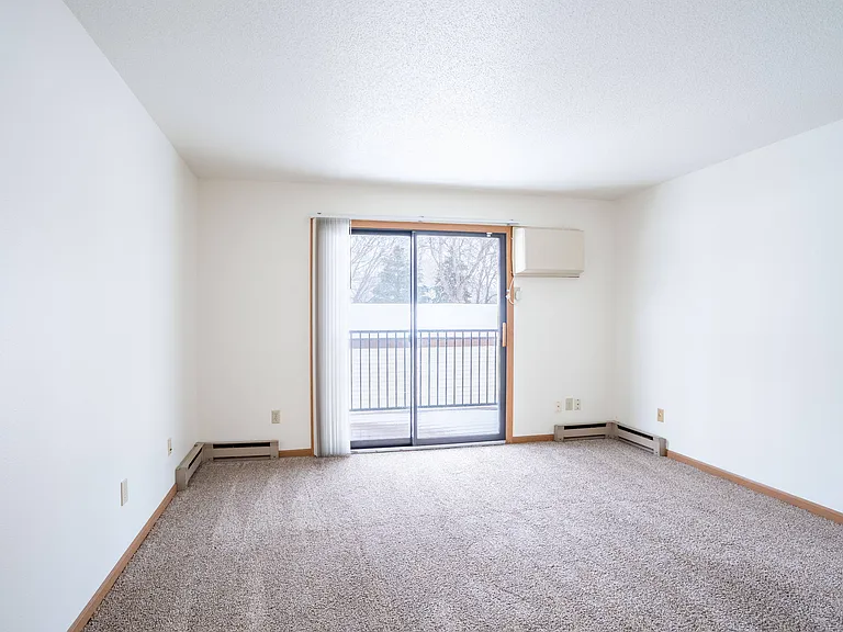 Fargo, ND Long Island Apartments | 2175B | Living