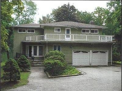 2nd image of 140 Boulevard