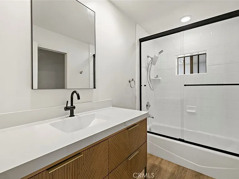 665 Temple Hills Dr — Photo 23