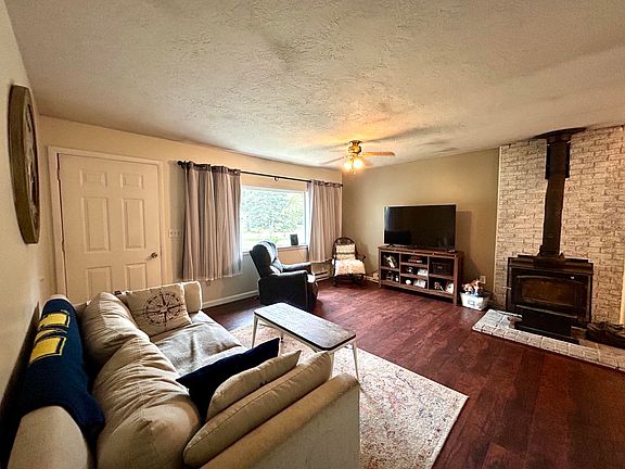 4th image of 226 Center Dr