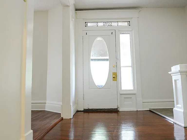 2296 Summit St — Photo 7