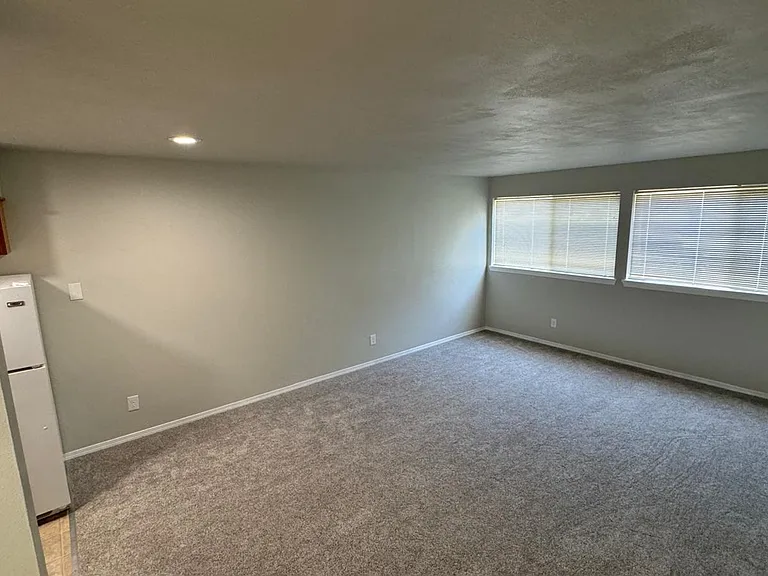 915 SW Adams Ave — Photo 16