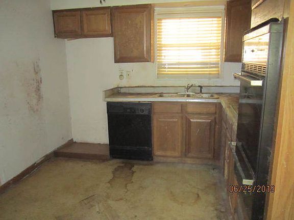 3rd image of 136 Nashua St