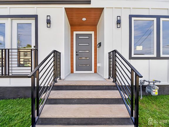 4th image of 49 Loretta St